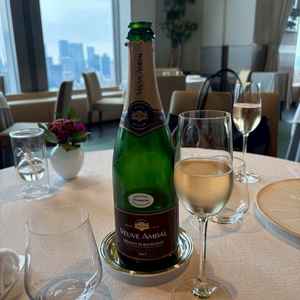 最初に提供されたスパークリングワイン。爽やかな香りと繊細な泡立ちが、上質な時間の幕開けをつげる一杯。