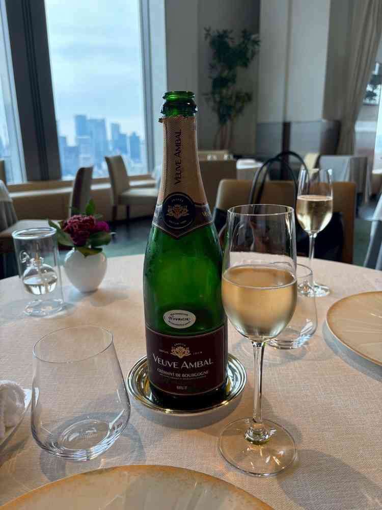 最初に提供されたスパークリングワイン。爽やかな香りと繊細な泡立ちが、上質な時間の幕開けをつげる一杯。