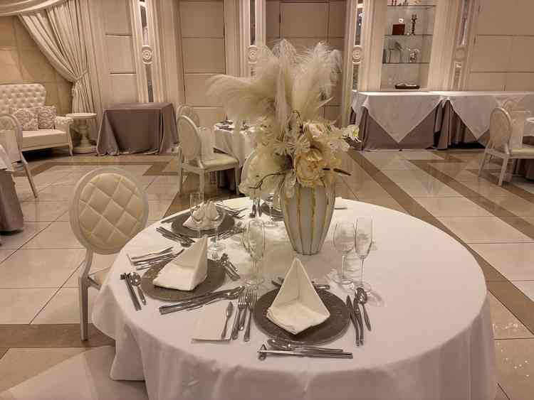 テーブルコーディネート。お花の感じやテーブルセッティングも結婚式だーとテンション上がりました