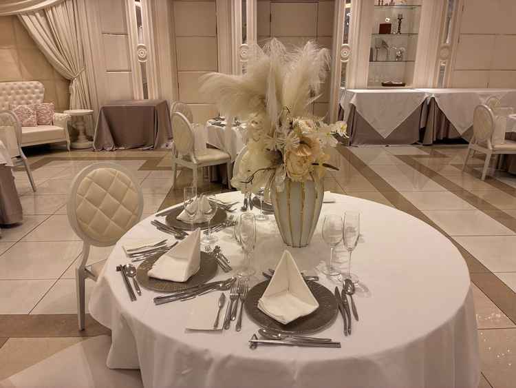 テーブルコーディネート。お花の感じやテーブルセッティングも結婚式だーとテンション上がりました