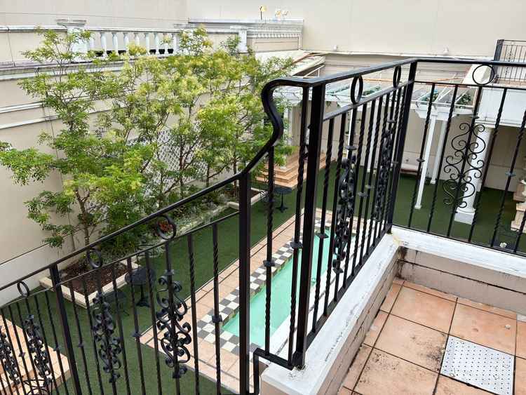 もう一つの披露宴会場の外の写真。小さめのプールもありました。