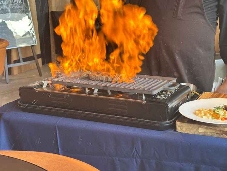 お料理のパフォーマンス。フランベを目の前で見せていただきました。当日も実施可能のようです。
