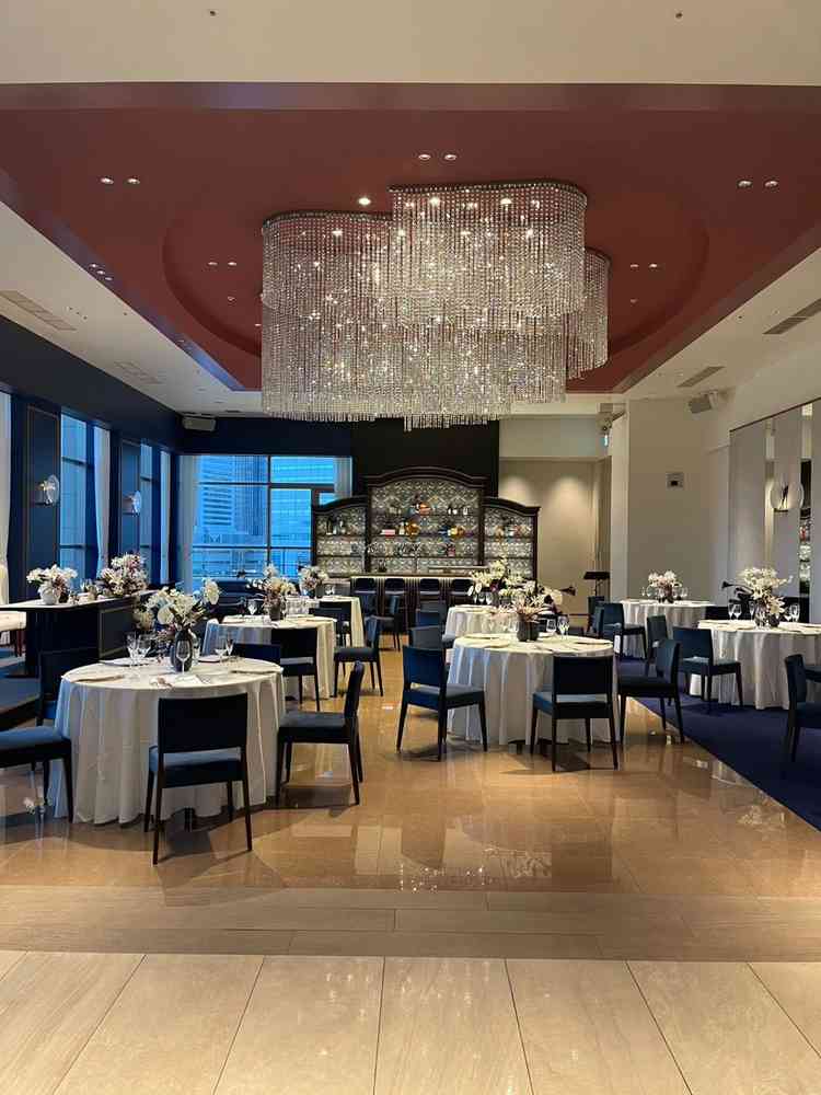 30名でも丁度良く活用できる披露宴会場の1つ。シックな印象で、大人の都会的な式になりそう。