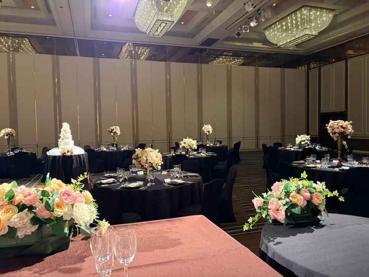 1番広い披露宴会場。ゴージャスかつ洗練された雰囲気。