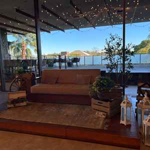 おしゃれなソファー席。テラスへの出入りも自由。