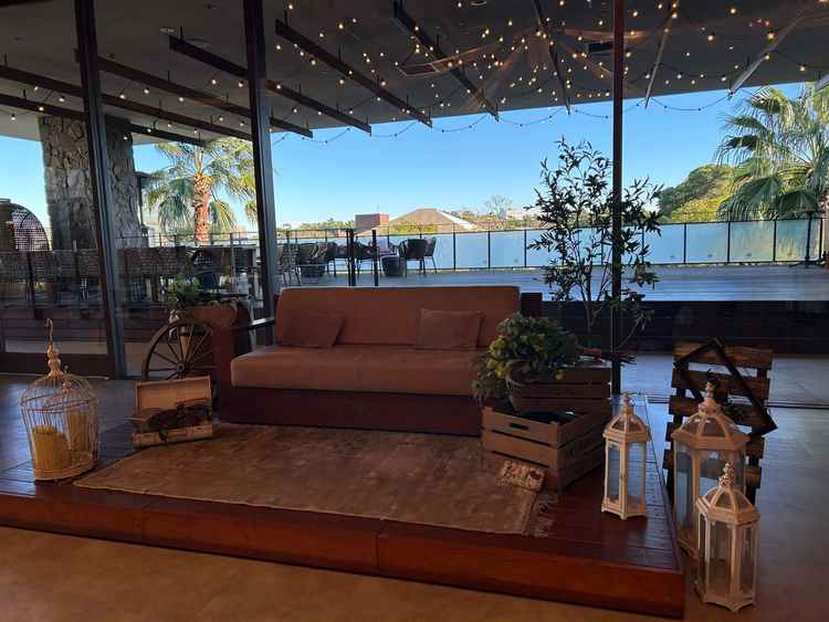 おしゃれなソファー席。テラスへの出入りも自由。