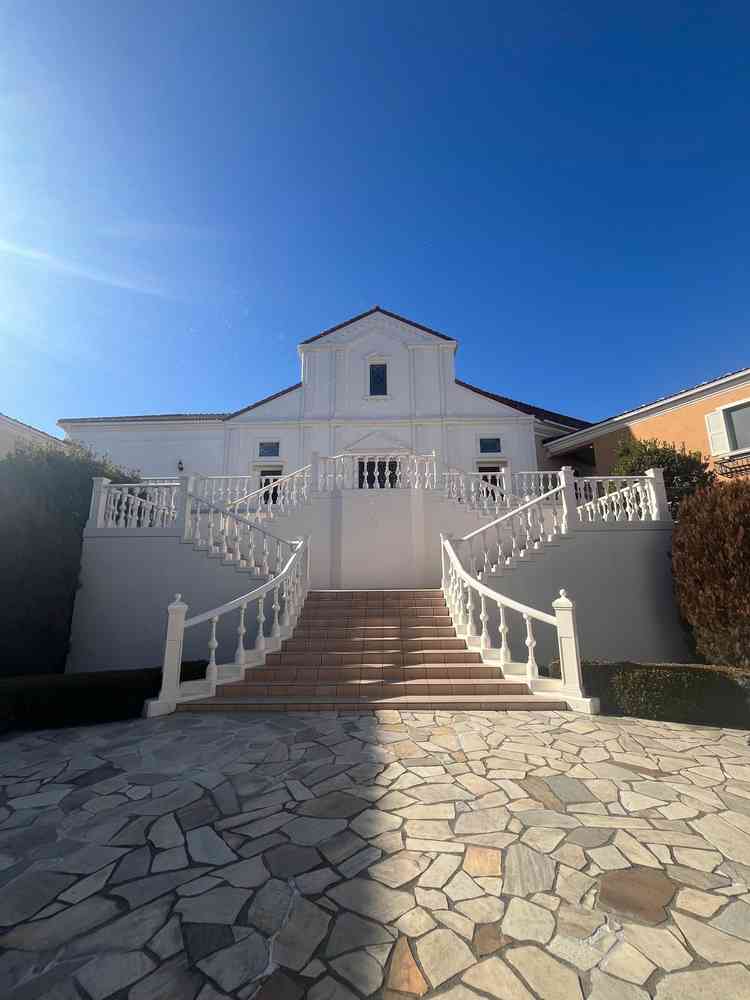 チャペルの外の大階段。シャボン玉やフラワーシャワー等様々な演出ができる。広く、全体写真が映える。