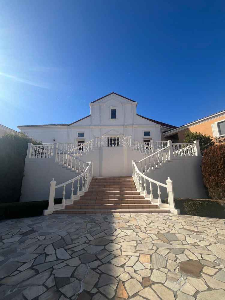 チャペルの外の大階段。シャボン玉やフラワーシャワー等様々な演出ができる。広く、全体写真が映える。