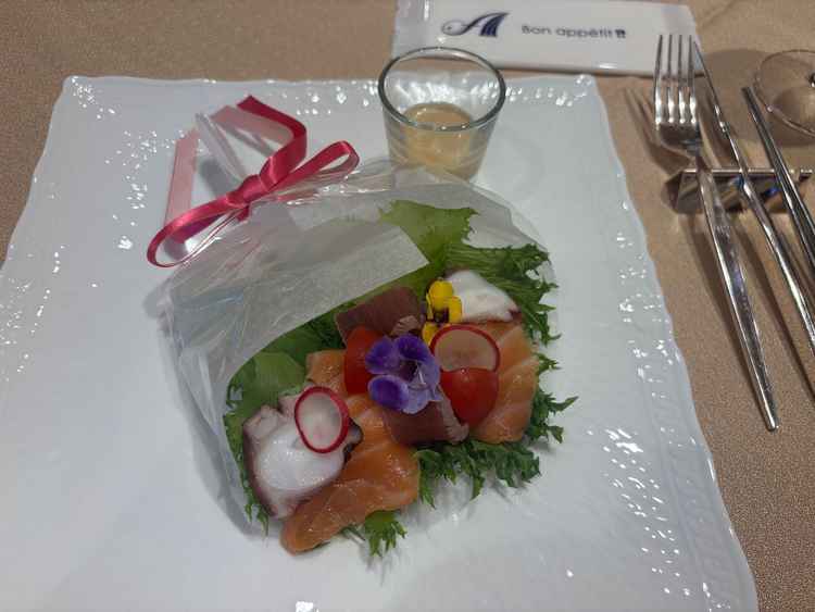 試食の前菜。感謝をテーマとしているため花束のイメージ。ドレッシングを含めてとても美味しかった。