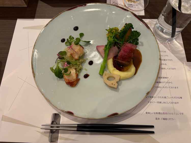 試食で食べた料理。魚も肉も美味しかったので期待大