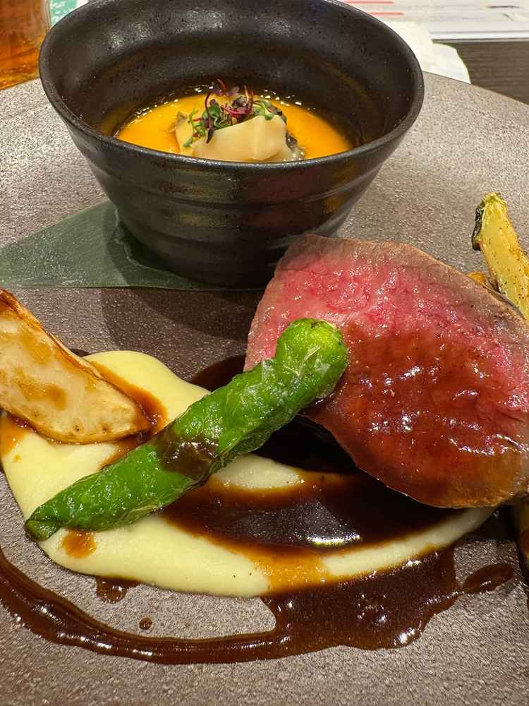 お肉は柔らかくてウニの茶碗蒸しみたいなやつが凄く美味しかった