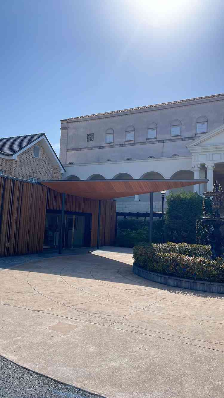 外観。ホテルと一体型になってるので宿泊から式まで一貫して行えるのが最高