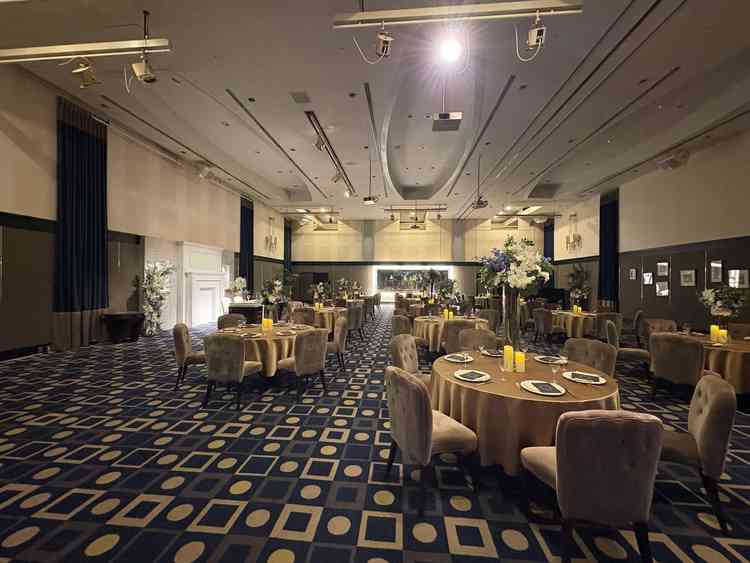 シックな雰囲気の披露宴会場。