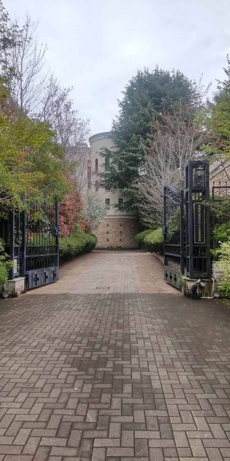 入り口の門。ここでも写真撮影可能。撮影したのは4月初旬ですが、これから緑が増えるそうです。