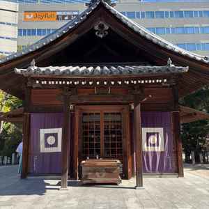 こちらは警固神社です。中は江戸時代からあるそうです。紫色のマークで写真映えもします。