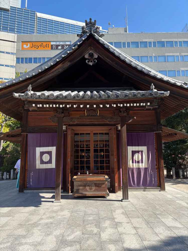 こちらは警固神社です。中は江戸時代からあるそうです。紫色のマークで写真映えもします。