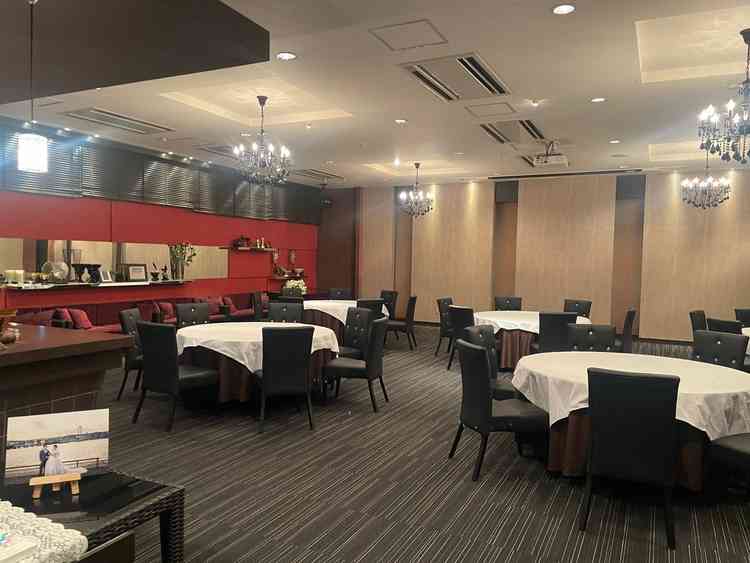 ゲストが全員着席できる広い控え室。