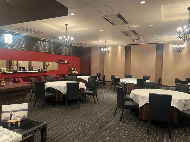 ゲストが全員着席できる広い控え室。