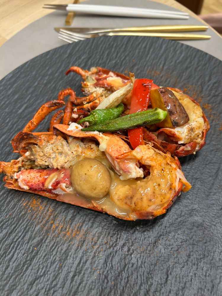 直前まで生きの良かった海老にカレーのような風味のクリームが合っていて美味しかったです。