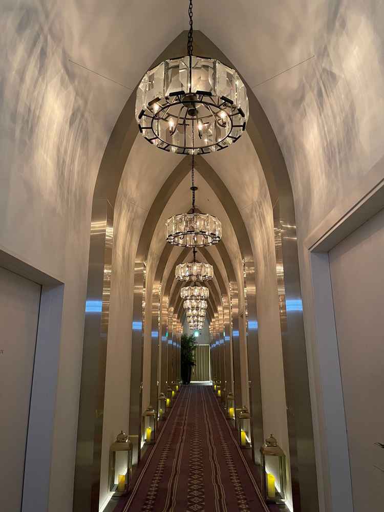 チャペルまでの通路が華やかで素敵でした。