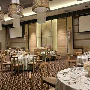 披露宴会場。高砂から見て1番左奥の席からの高砂を見た写真。高砂までの距離は少し感じるかも