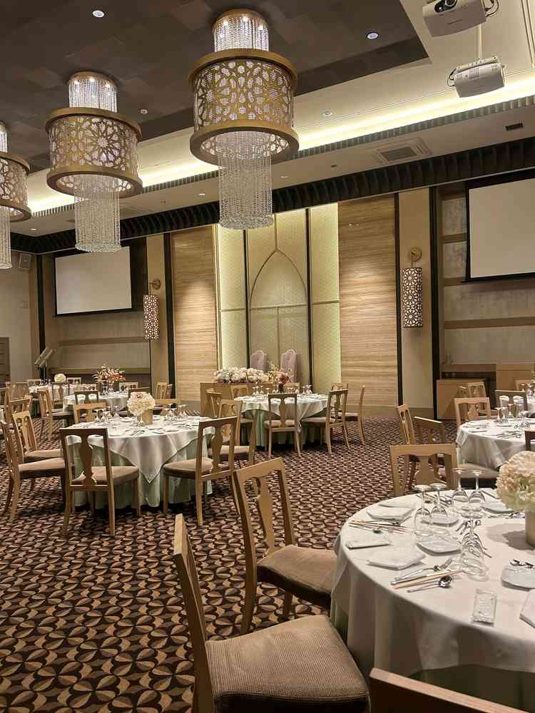 披露宴会場。高砂から見て1番左奥の席からの高砂を見た写真。高砂までの距離は少し感じるかも