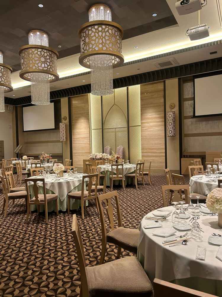 披露宴会場。高砂から見て1番左奥の席からの高砂を見た写真。高砂までの距離は少し感じるかも