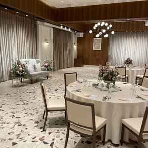 披露宴会場です。2種類あり、こちらはとてもシンプルな感じでした。ゲストとの距離感も近く感じます。