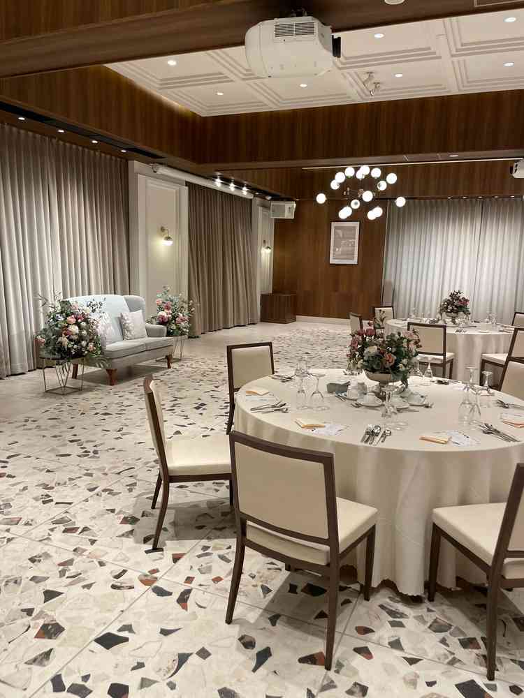 披露宴会場です。2種類あり、こちらはとてもシンプルな感じでした。ゲストとの距離感も近く感じます。