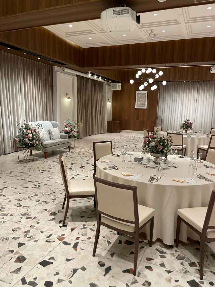 披露宴会場です。2種類あり、こちらはとてもシンプルな感じでした。ゲストとの距離感も近く感じます。