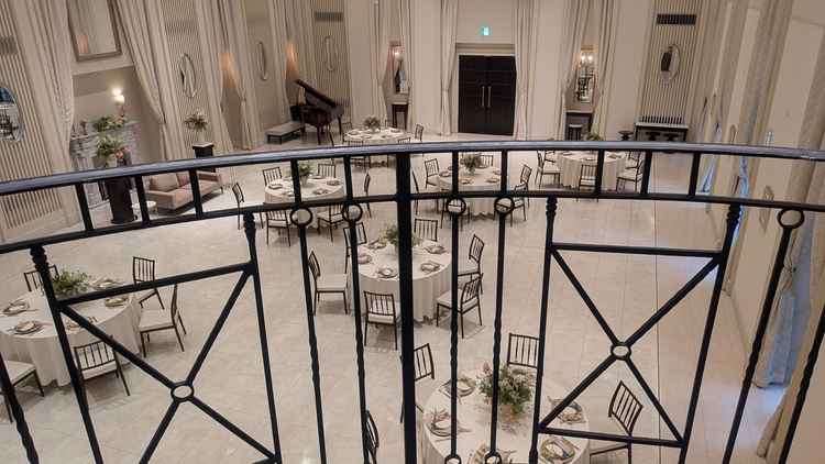 白を基調とした綺麗な会場でした。階段もあり、理想です。