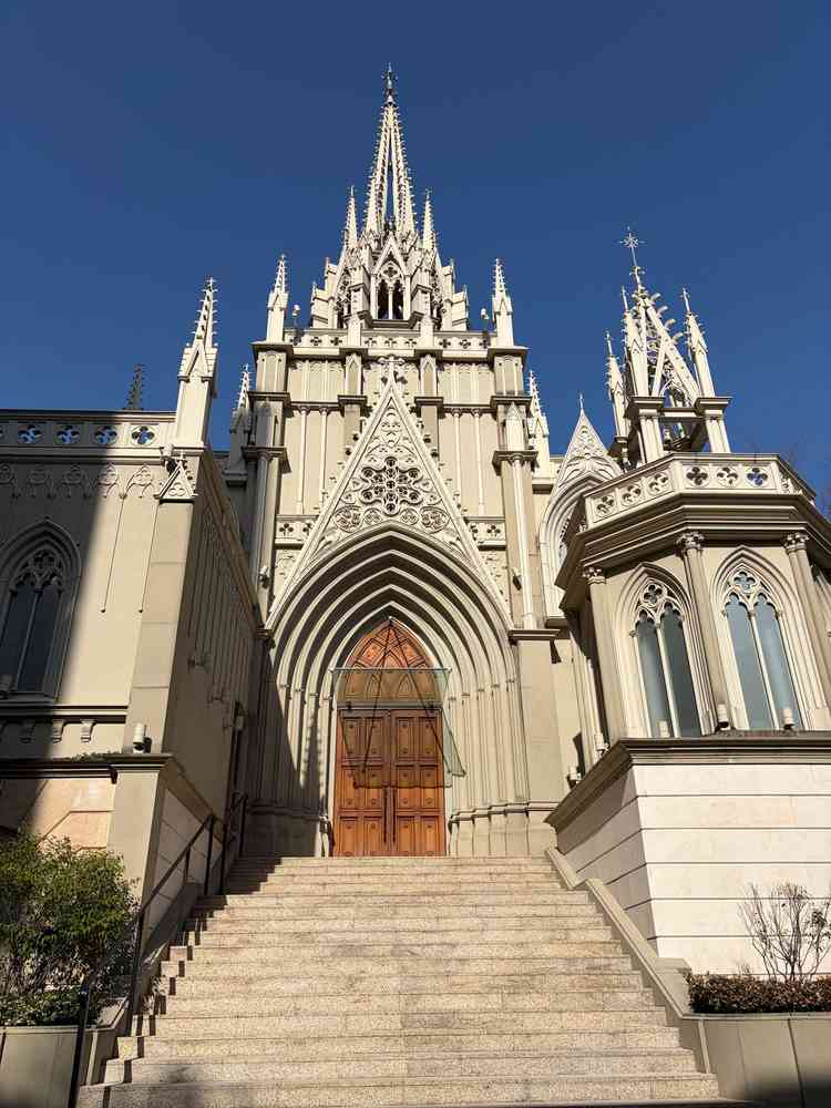名古屋駅のすぐ側にありながら、大聖堂の写真にはビルなどは一切映らない。