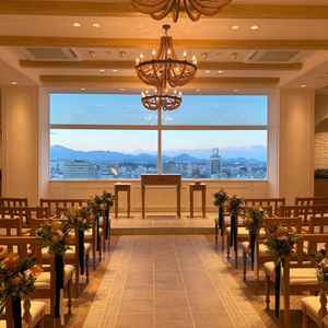 レンガの壁で温かみのあるチャペルできた。窓からの景色がとても綺麗でした。