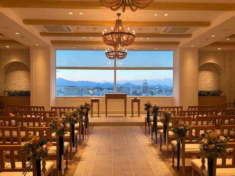 レンガの壁で温かみのあるチャペルできた。窓からの景色がとても綺麗でした。