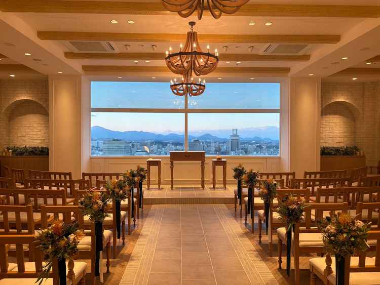 レンガの壁で温かみのあるチャペルできた。窓からの景色がとても綺麗でした。