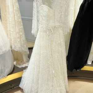 ウエディングドレスです。