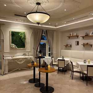 ウェルカムドリンクを配ってゲストに待機いただくスペース。こちらにも飾れる部分が多い