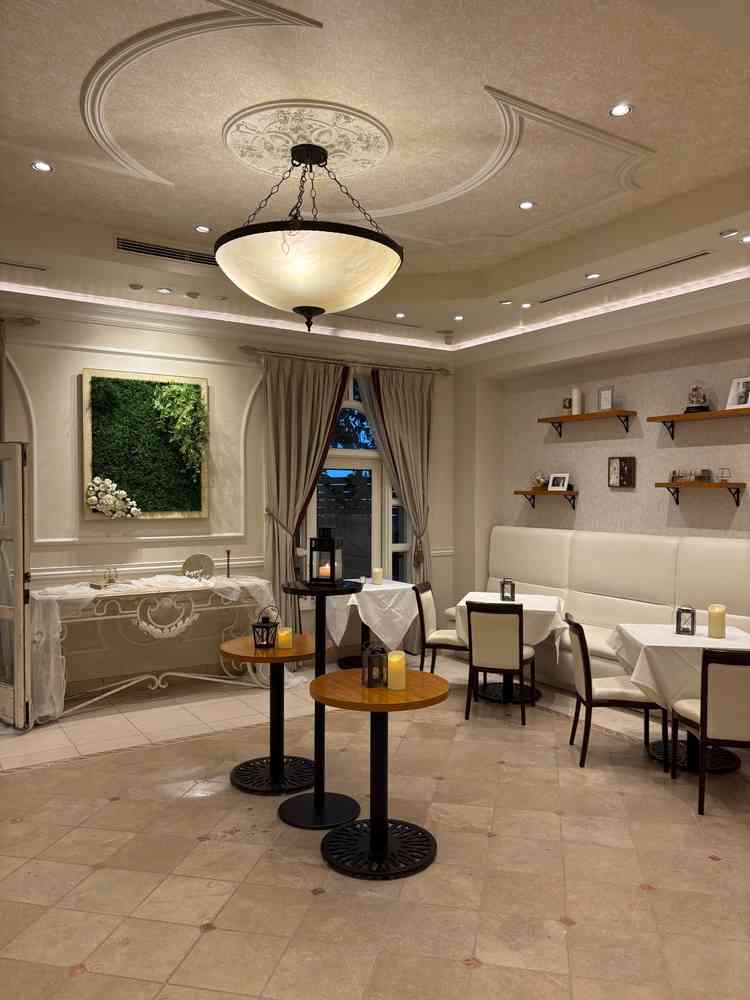 ウェルカムドリンクを配ってゲストに待機いただくスペース。こちらにも飾れる部分が多い