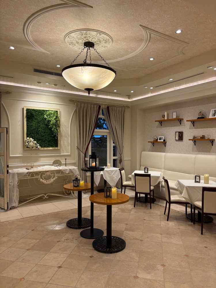 ウェルカムドリンクを配ってゲストに待機いただくスペース。こちらにも飾れる部分が多い