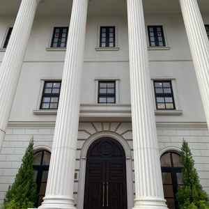 会場の外正面から。白亜の豪邸感があってすてき。