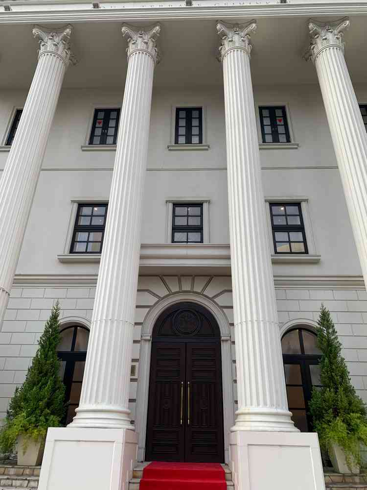 会場の外正面から。白亜の豪邸感があってすてき。