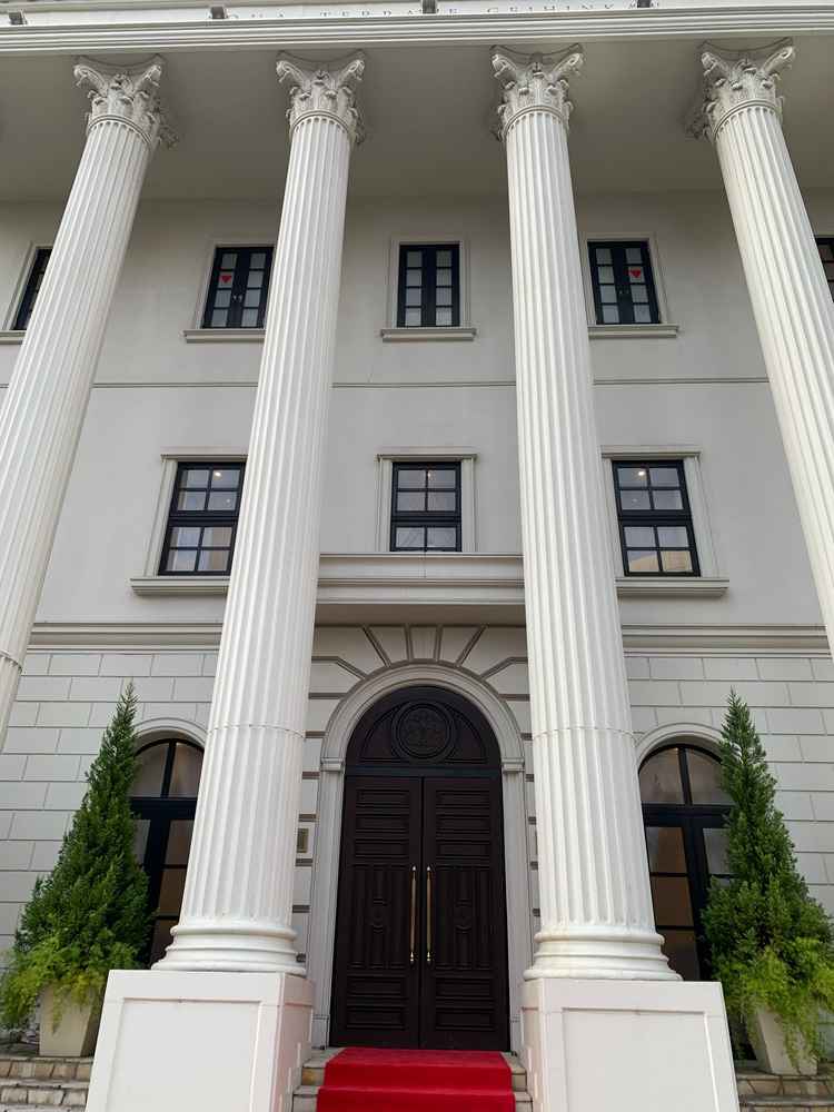 会場の外正面から。白亜の豪邸感があってすてき。