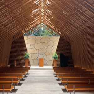 木でできており木の香りがしていて暖かみを感じれる空間でした