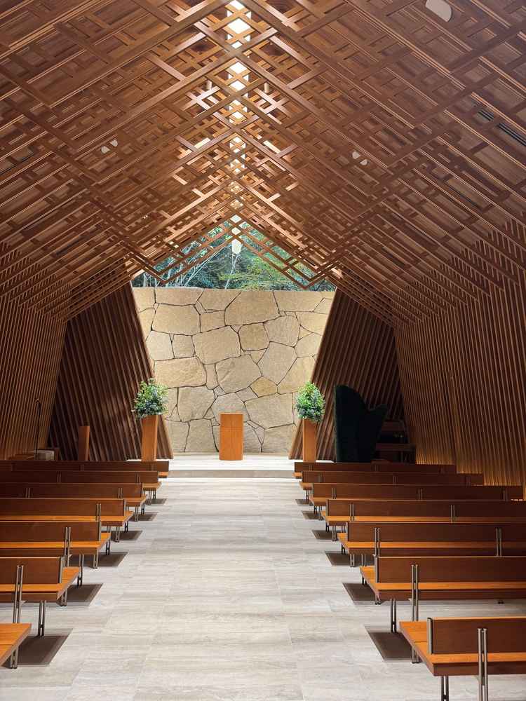 木でできており木の香りがしていて暖かみを感じれる空間でした