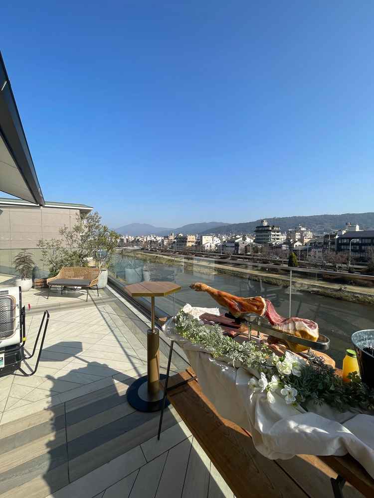 鴨川を臨むテラスでのウェルカムビュッフェ