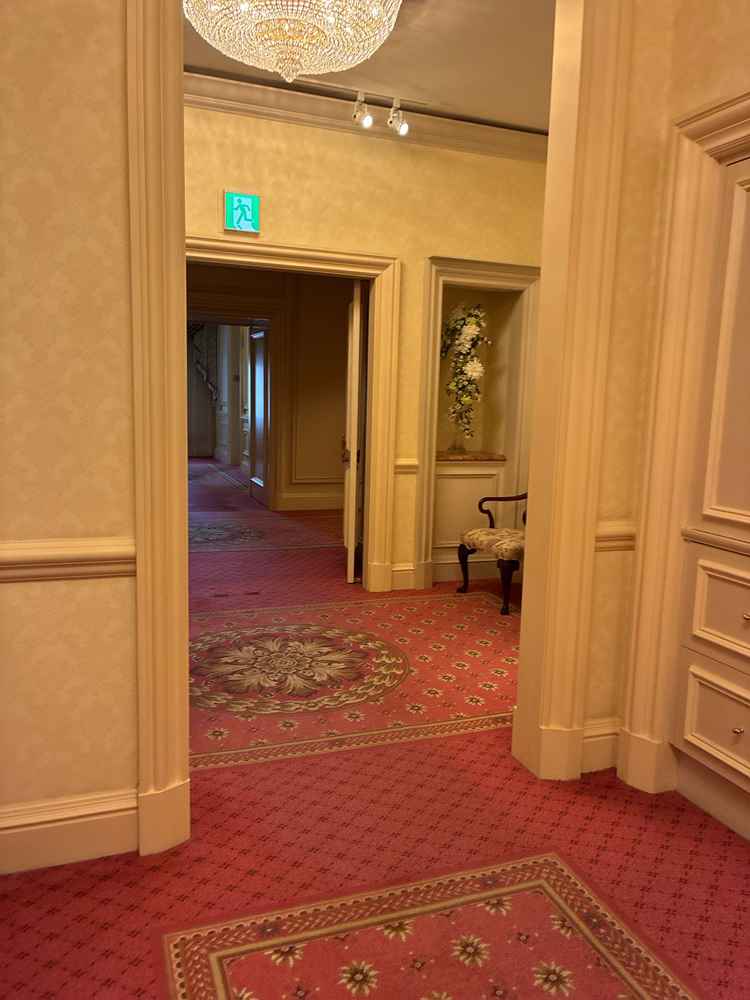 ロビーや廊下のどこを切り取っても絵になります。