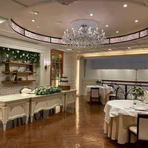 チャペルが見下ろせる披露宴会場。