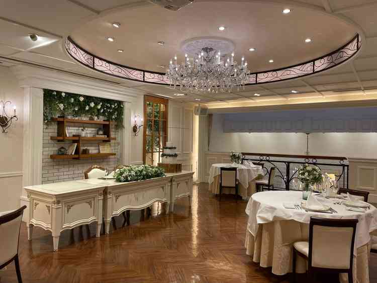 チャペルが見下ろせる披露宴会場。