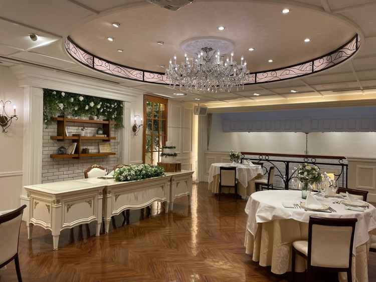 チャペルが見下ろせる披露宴会場。