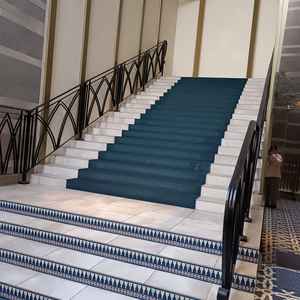 大階段のカーペットはこのときは青緑色